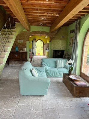 Smart-TV, Kamin, Bücher