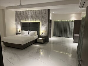 Hochwertige Bettwaren, Betten mit Memory-Foam-Matratzen, Zimmersafe