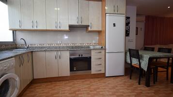 Geladeira, fogão, cafeteira/chaleira, chaleira elétrica