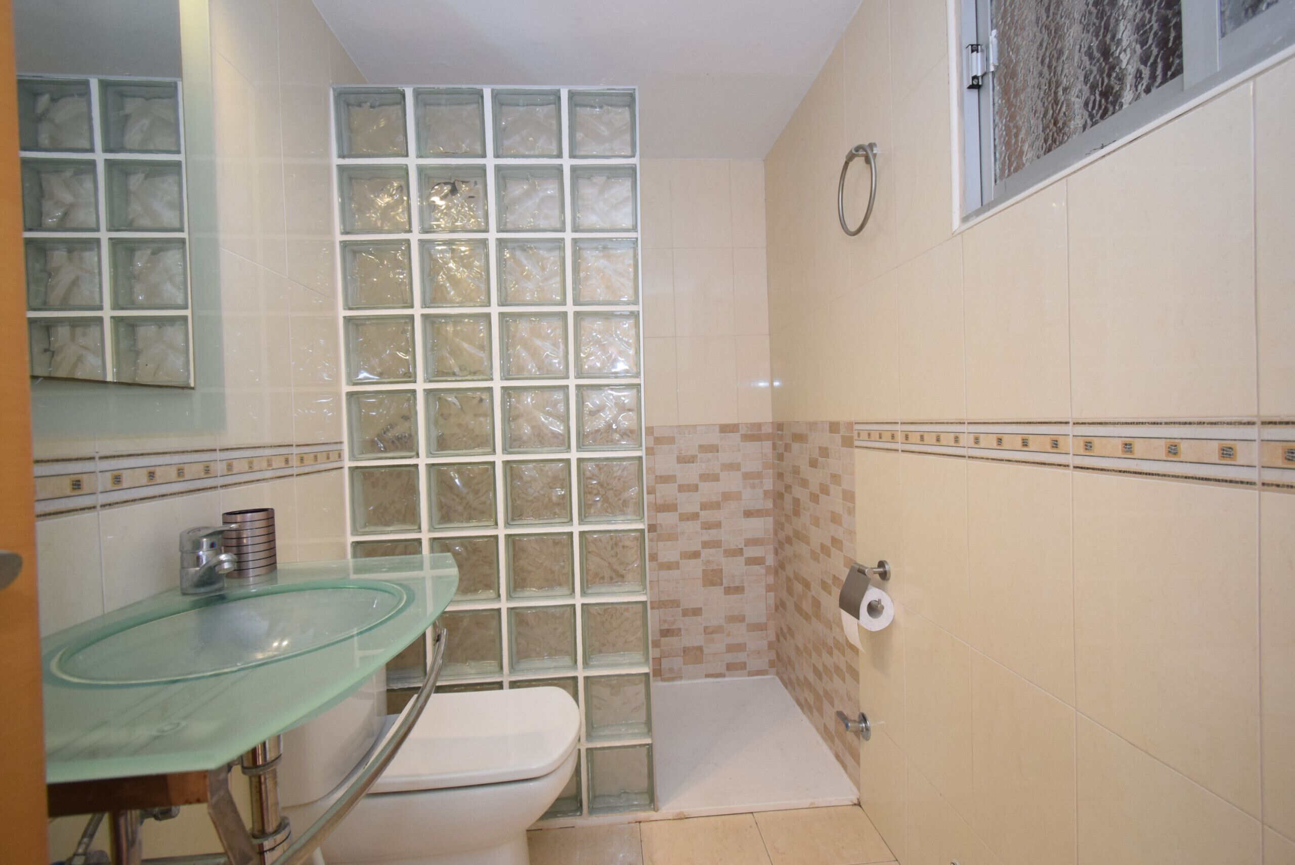 Een douche, handdoeken