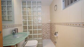 Een douche, handdoeken