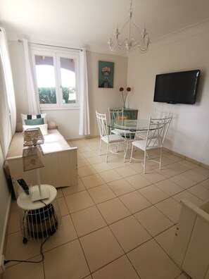 1 chambre, fer et planche à repasser, lit parapluie, Wi-Fi gratuit