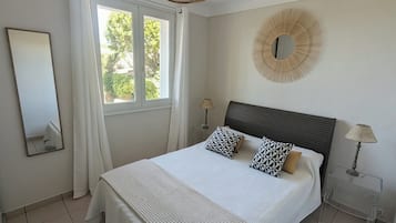 1 slaapkamer, een strijkplank/strijkijzer, reisbedje, gratis wifi
