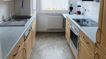 KĂŒhlschrank, Ofen, Herdplatte, GeschirrspĂŒler