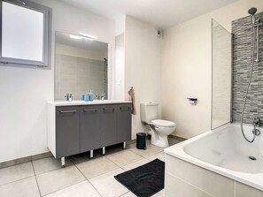 Bathtub, hair dryer, towels