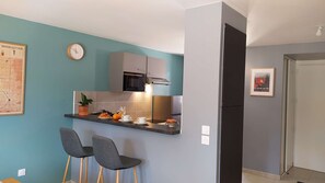 Réfrigérateur, micro-ondes, four, plaque de cuisson