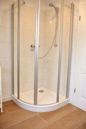 Douche, sèche-cheveux, serviettes fournies, savon