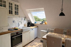 Jääkaappi, uuni, liesi, astianpesukone