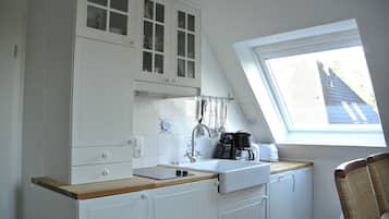 Frigorífico, horno, placa de cocina y lavavajillas