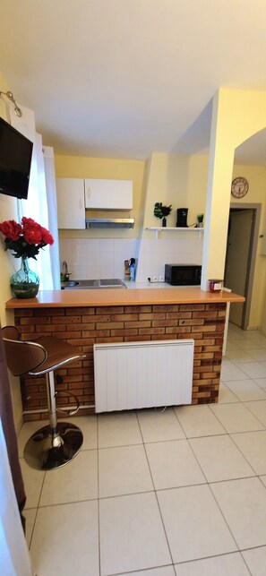 Kylskåp, mikrovågsugn, spishäll och kaffe- och tebryggare