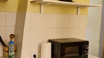 Een koelkast, een microgolfoven, een kookplaat