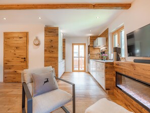 تلفزيون ذكي، تنس طاولة، كُتُب، مكتبة موسيقى