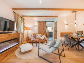 تلفزيون ذكي، تنس طاولة، كُتُب، مكتبة موسيقى