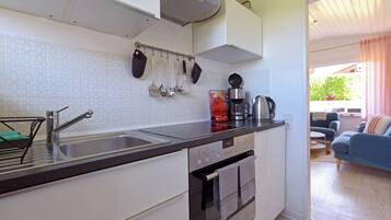 Fridge, oven, stovetop, coffee/tea maker