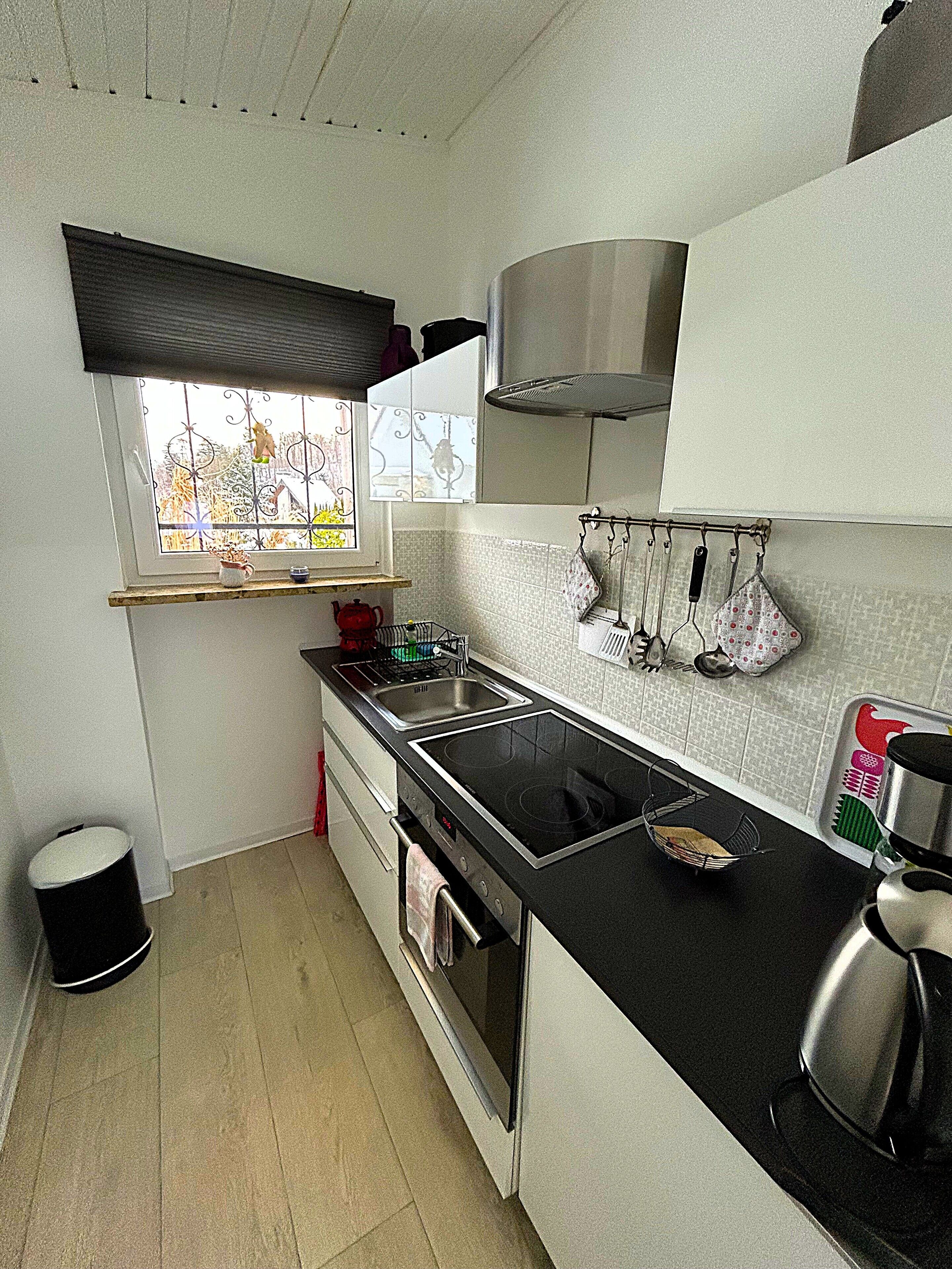 Kylskåp, ugn, spishäll och kaffe- och tebryggare