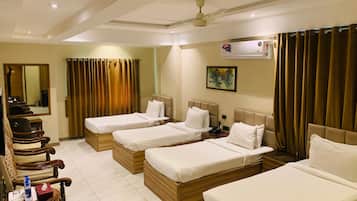 Neljän hengen premium-huone | Tallelokero huoneessa, yksilöllisesti sisustettu