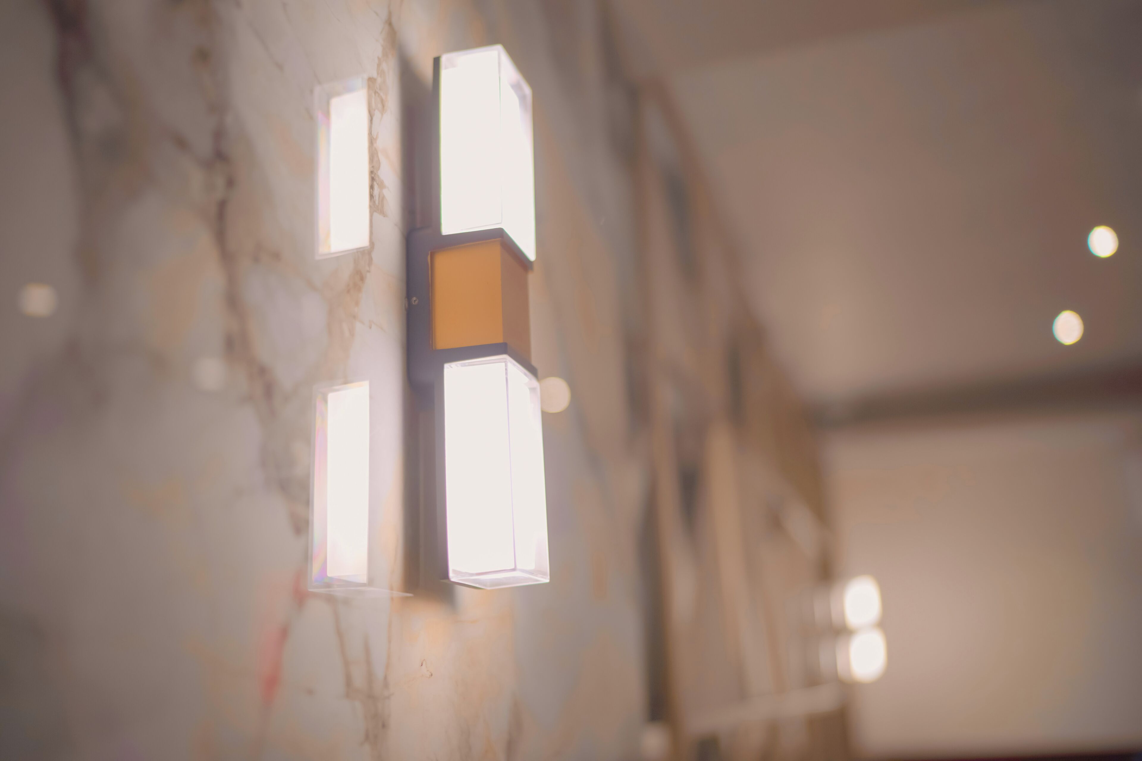 Una lámpara de pared con tres paneles rectangulares.