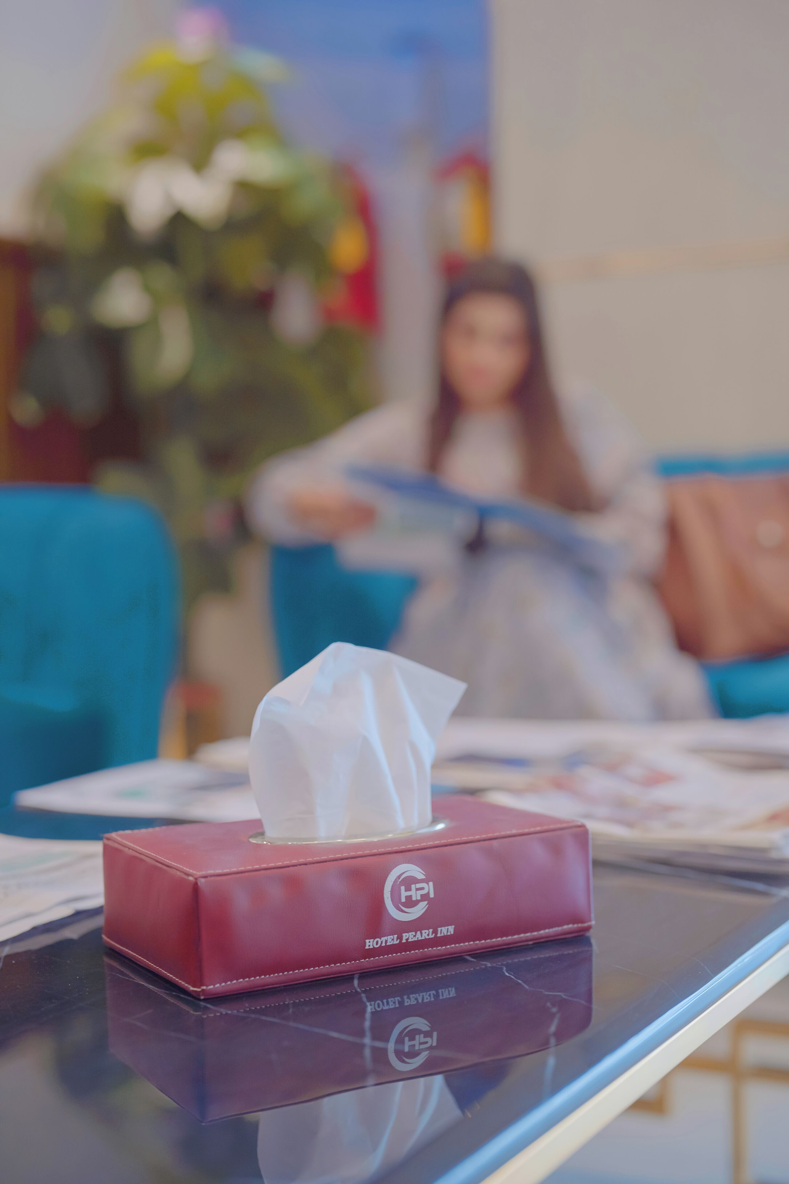 Een zakvochtendoosje op een tafel, met een vage achtergrond van een kamer.