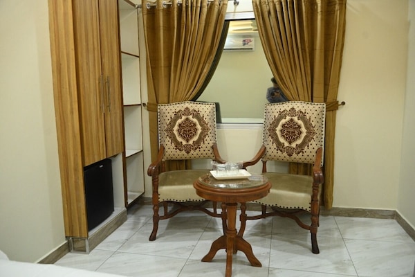 Smart TV, fireplace, Netflix, streaming services