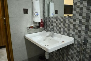 Combined shower/bathtub, rainfall showerhead, bathrobes, slippers