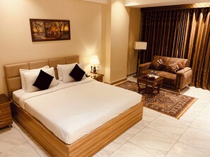 In-room safe, individually decorated, individually furnished, desk - Hotel Pearl Inn (Karachi)