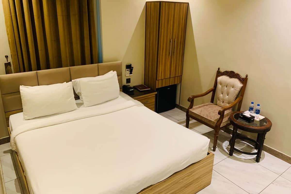 Deluxe Double Room | In-room safe, individually decorated, individually furnished, desk