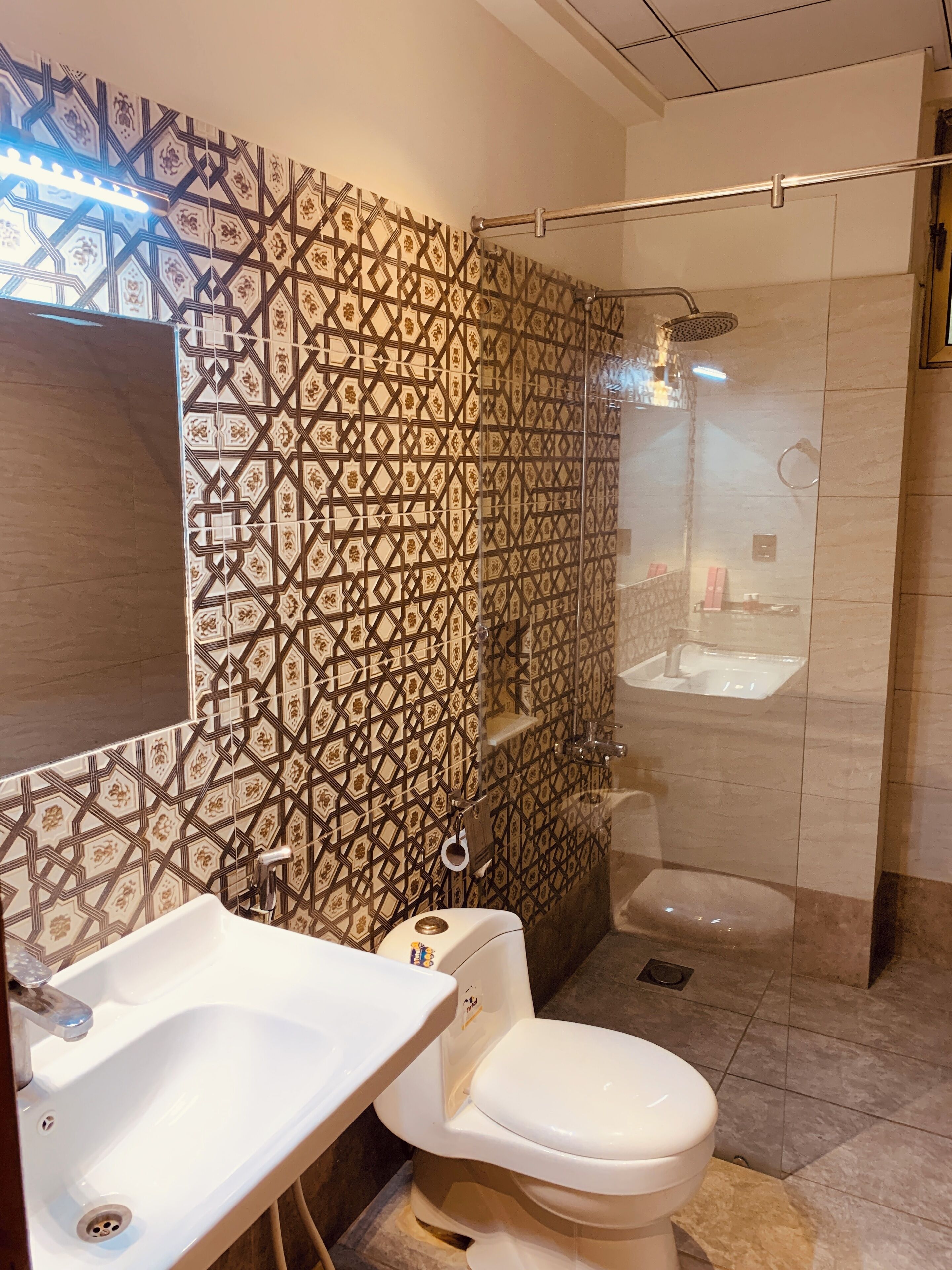 Kombinert dusj/badekar, regndusjhode, badekåper og tøfler