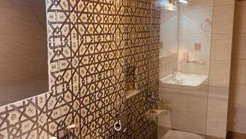 Kombinert dusj/badekar, regndusjhode, badekåper og tøfler