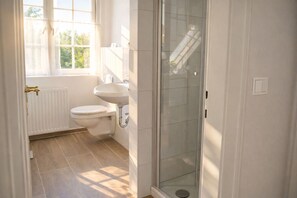 Regadera, secadora de cabello, toallas, jabón 