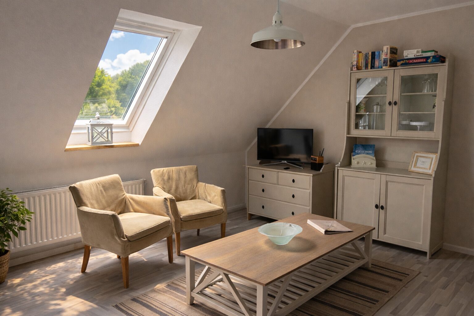 Smart-tv, böcker och en stereo