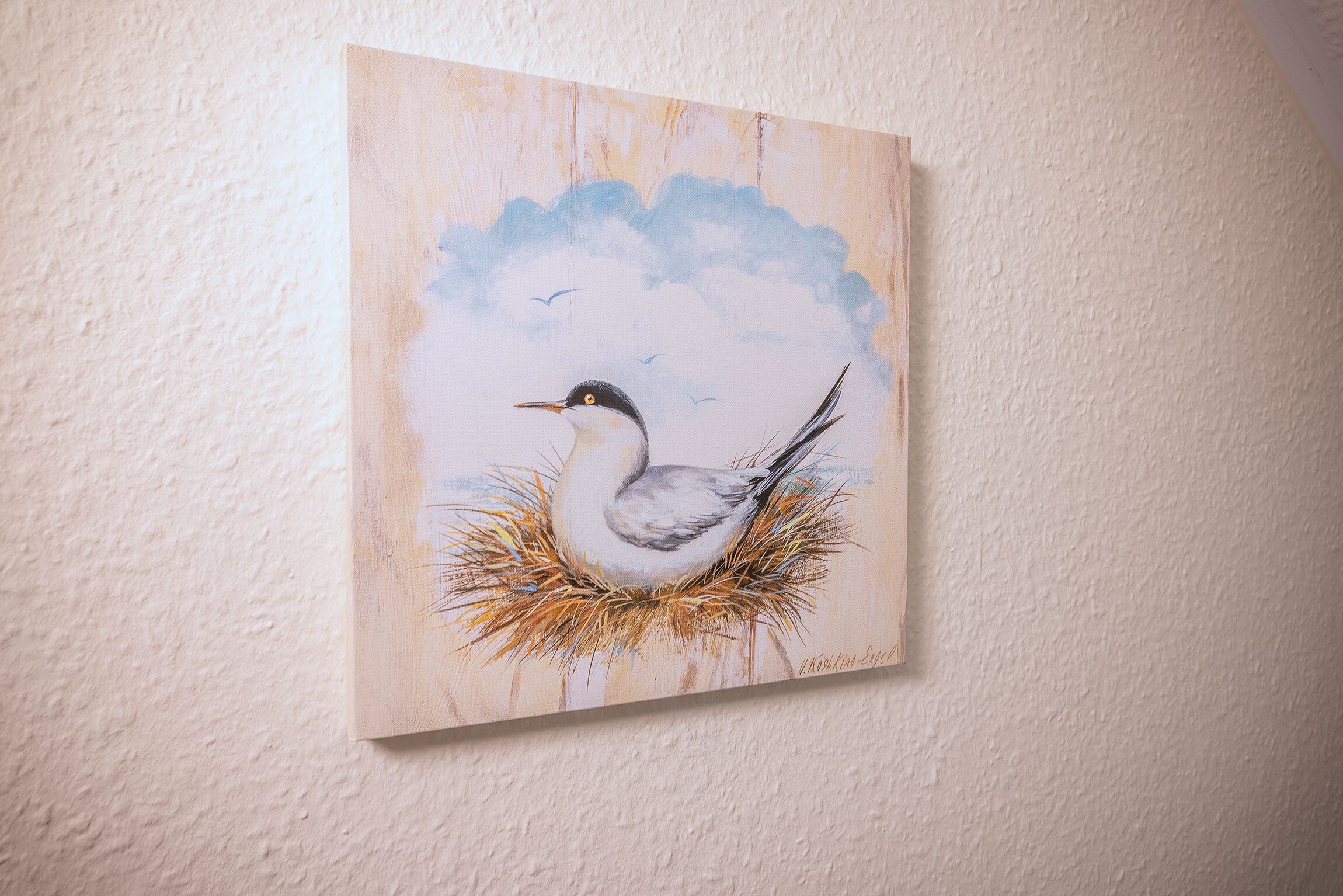 Een schilderij van een vogel in een nest op een structuurrijke muur.