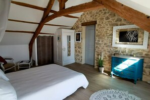 3 chambres, bureau, fer et planche à repasser, lit parapluie