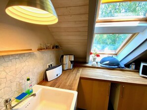 Køleskab, mikrobølgeovn, kogeplade, opvaskemaskine