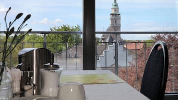 Se sirven almuerzos y cenas; cocina alemana; con vista al jardín