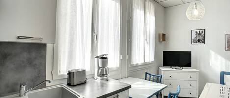 Réfrigérateur, four à micro-ondes, surface de cuisson, cafetiÚre-théiÚre