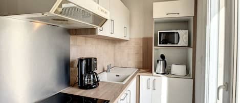 Réfrigérateur, four à micro-ondes, un four, surface de cuisson