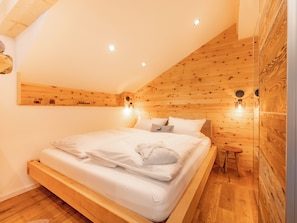 2 bedrooms, travel crib, WiFi, bed sheets