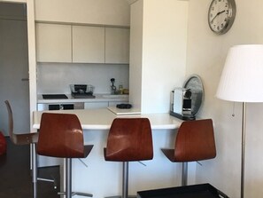 ميكروويف، فرن، موقد طهي مسطح، ماكينة لصنع القهوة/الشاي