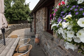 Outdoor dining - Ivy Cottage - sleeps 5 guests  in 2 bedrooms (Porthcawl)