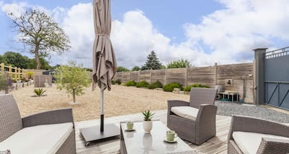 Gemütliches Ferienhaus mit Terrasse, modern ausgestattet, 5 km vom Meer entfernt
