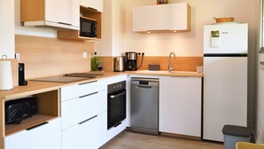 Coffee/tea maker, fridge, microwave, oven - Cozy 3-Room Apartment with Balcony, Garage, Near Golf - Le Lavandou (Le Lavandou)