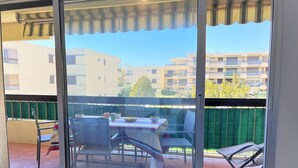 Outdoor dining - Cozy 3-Room Apartment with Balcony, Garage, Near Golf - Le Lavandou (Le Lavandou)