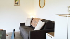 TV - Cozy 3-Room Apartment with Balcony, Garage, Near Golf - Le Lavandou (Le Lavandou)