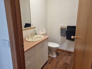 Shower, hair dryer, towels, soap - By the Beach (Apollo Bay)
