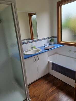 Shower, hair dryer, towels, soap - By the Beach (Apollo Bay)