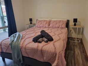 3 bedrooms, iron/ironing board, bed sheets - By the Beach (Apollo Bay)