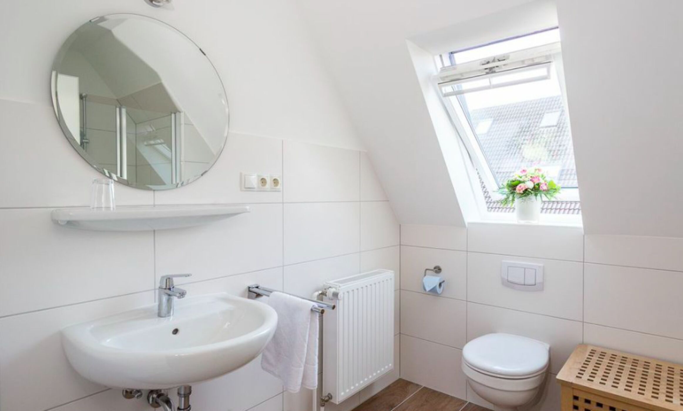 Een douche, een haardroger, handdoeken, zeep