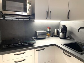 Réfrigérateur, micro-ondes, plaque de cuisson, cafetiÚre/bouilloire