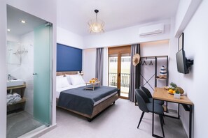 Desk, laptop workspace, blackout drapes, iron/ironing board - Alcyone Studios and Apartments (Heraklion)