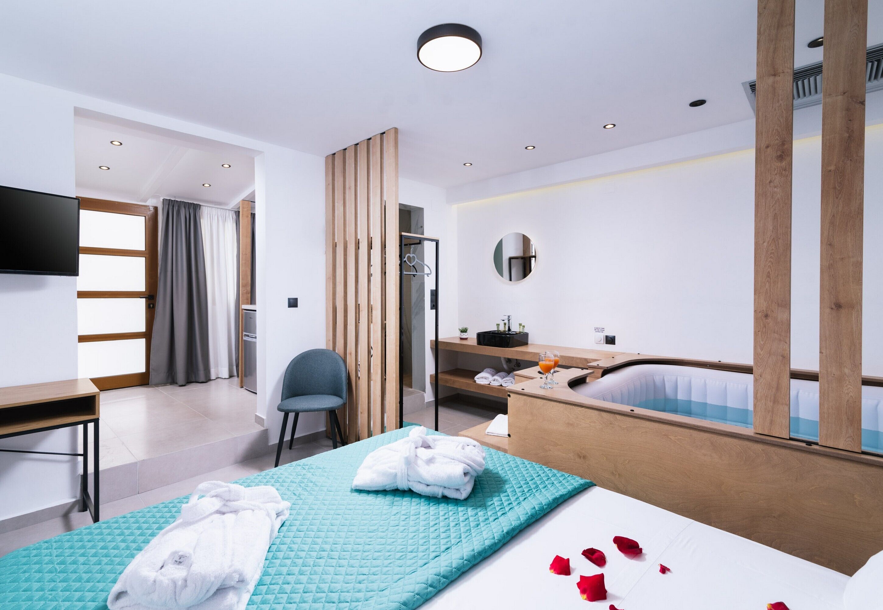 Escritorio, espacio para trabajar con laptop y cortinas blackout 